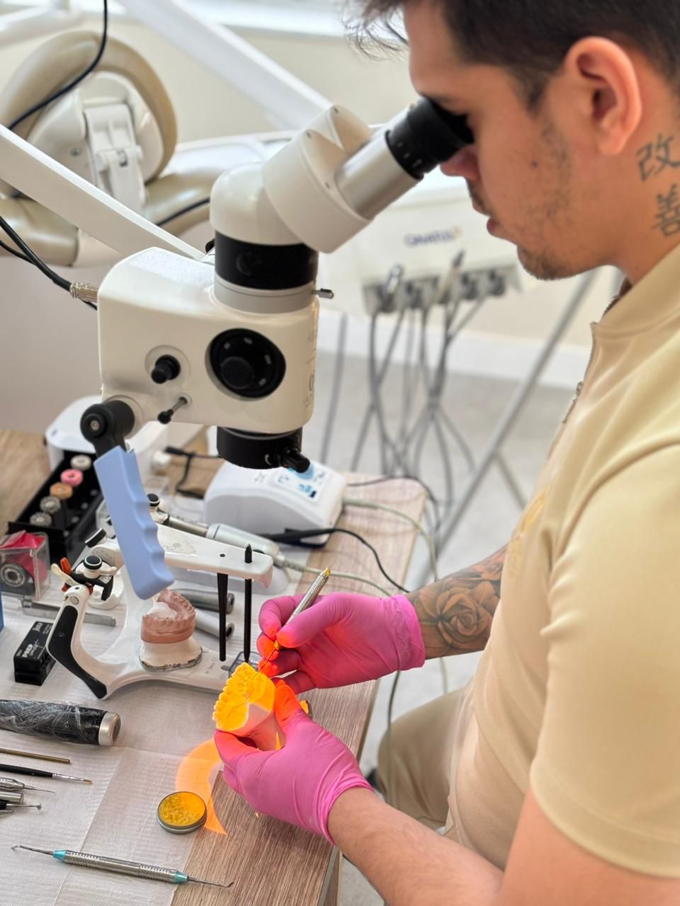 Dr. Renato Alfo em atendimento na Alfo Odontologia